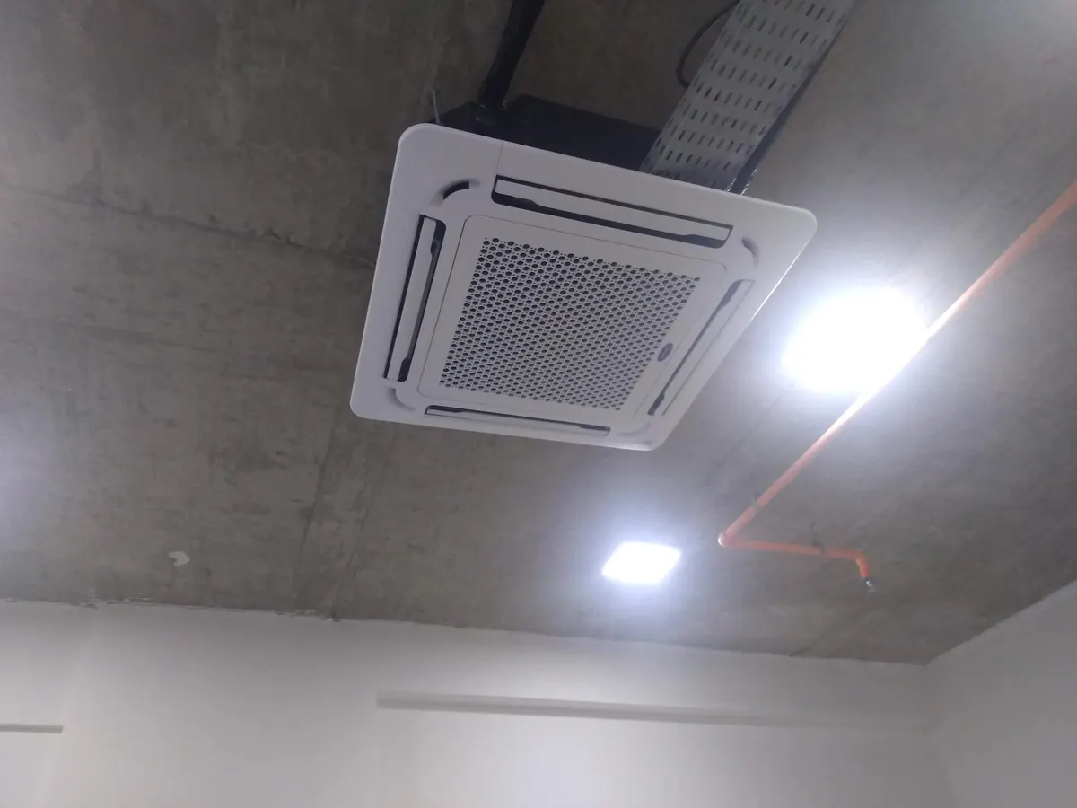 Ar condicionado cassete instalado no teto de um comércio