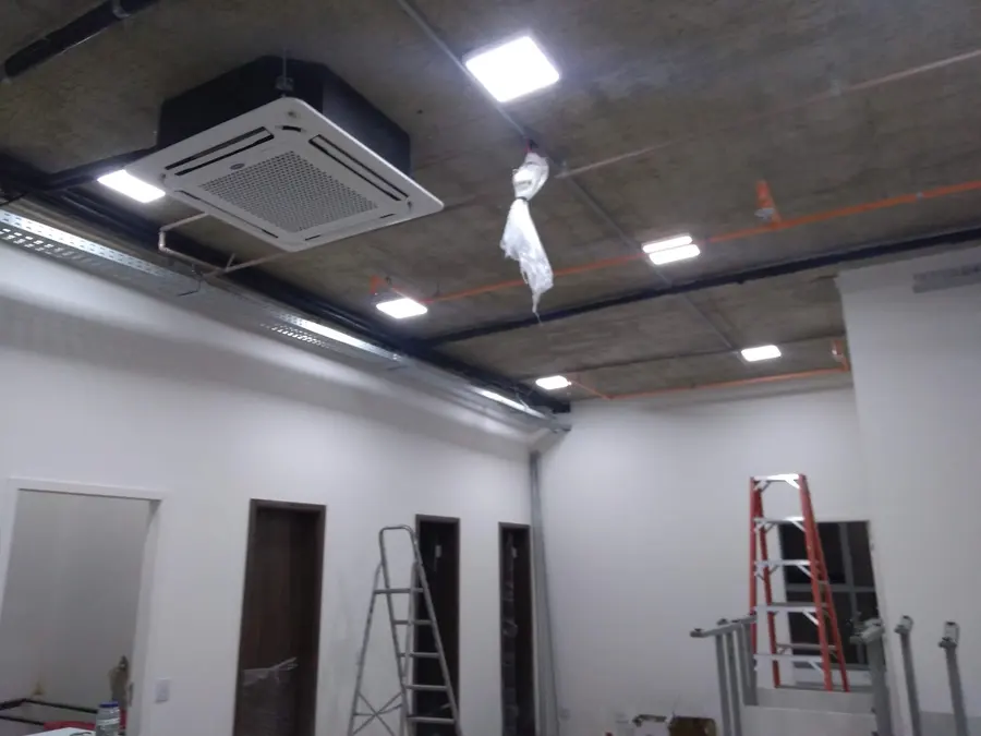 Ar condicionado cassete instalado em loja recém reformada