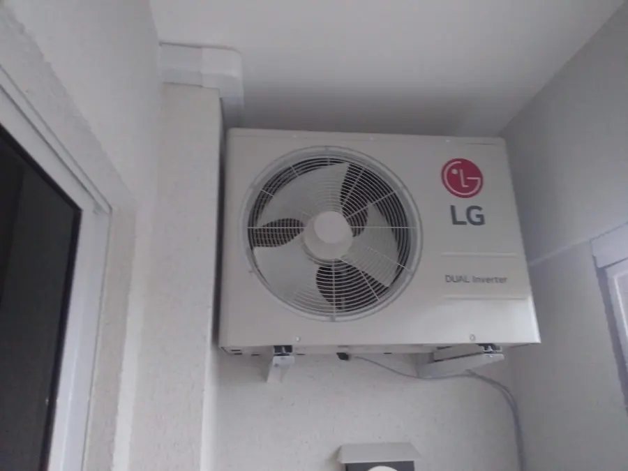 Condensadora LG instalada em suporte no corredor