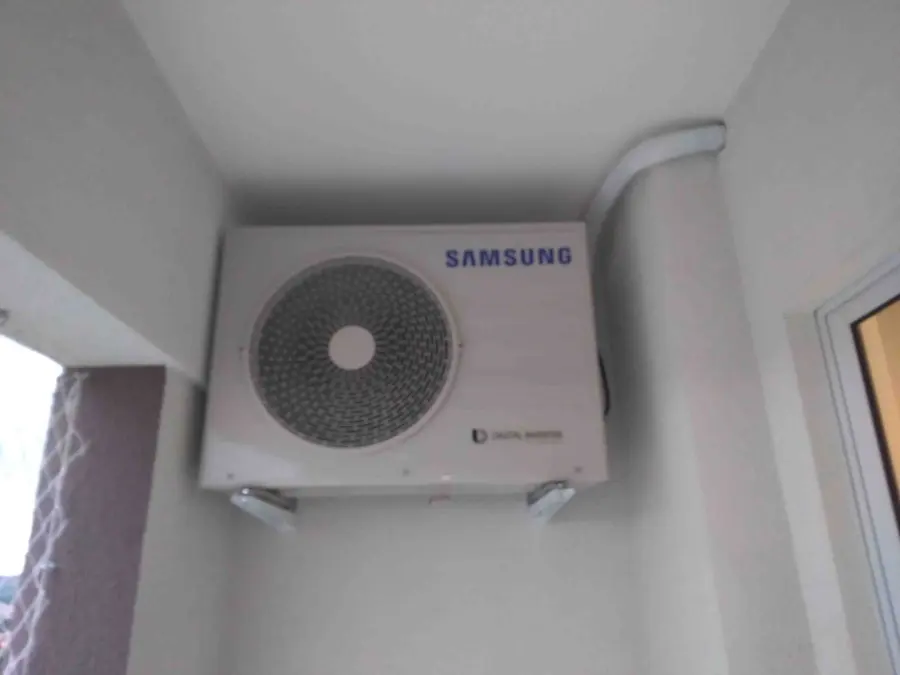 Condensadora Samsung instalada em área externa