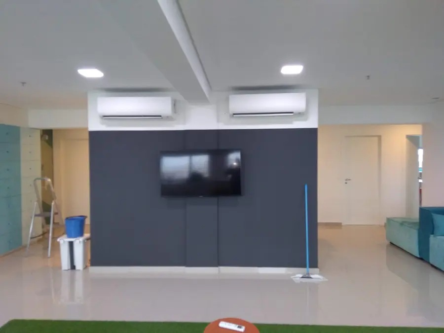 Dois splits instalados em espaço comercial com parede grafite