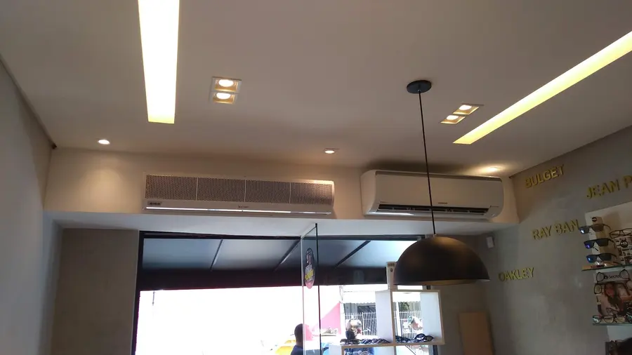 Aparelhos piso teto instalados em comércio