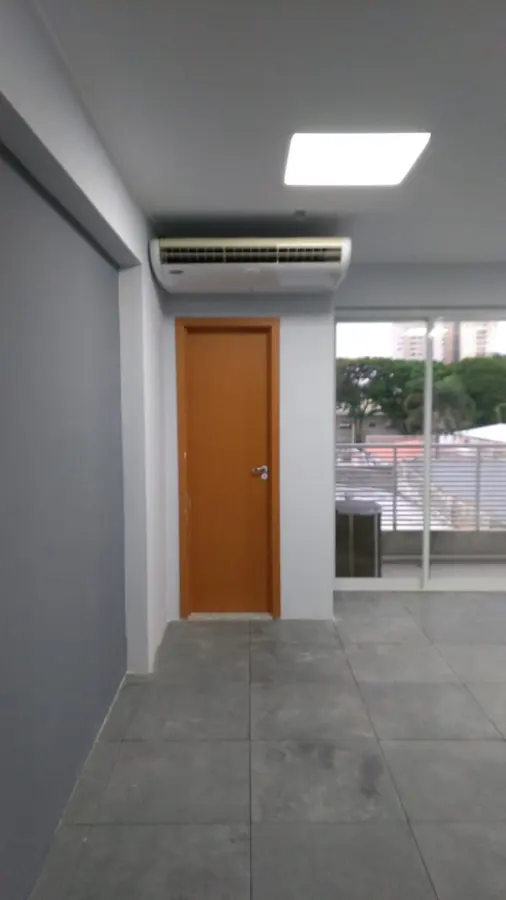 Ar condicionado piso teto instalado em corredor de prédio comercial