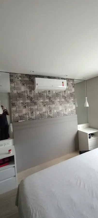Split instalado em quarto com papel de parede